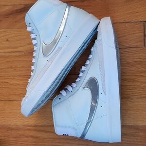 Nike Blazers in Excellent, almost new condition- light blue with silver swoops